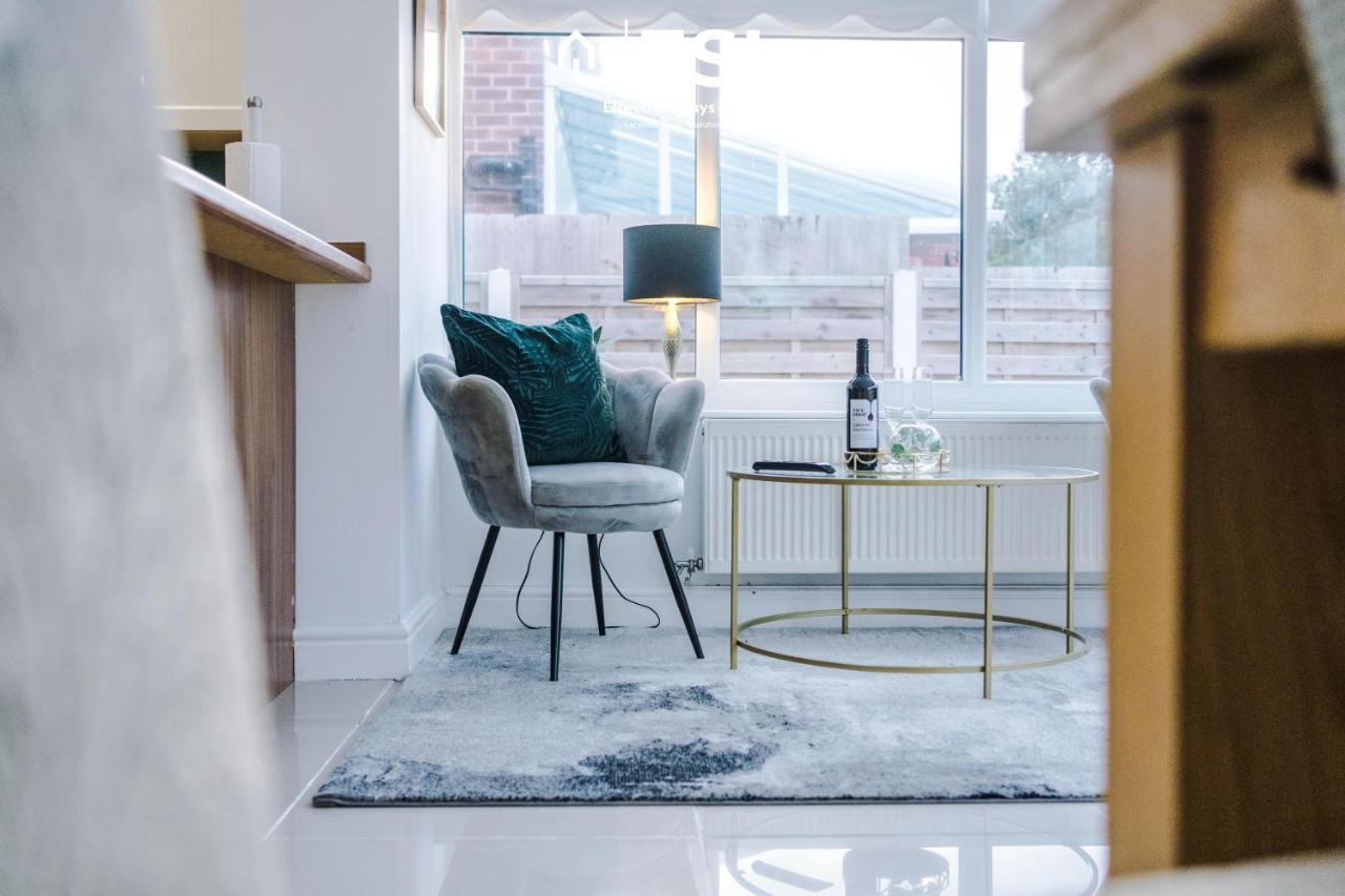 Open Plan - 3 Bedroom House - Garden And Outdoor Seating - Driveway Parking - Short Drive To City Centre Saughall Eksteriør billede